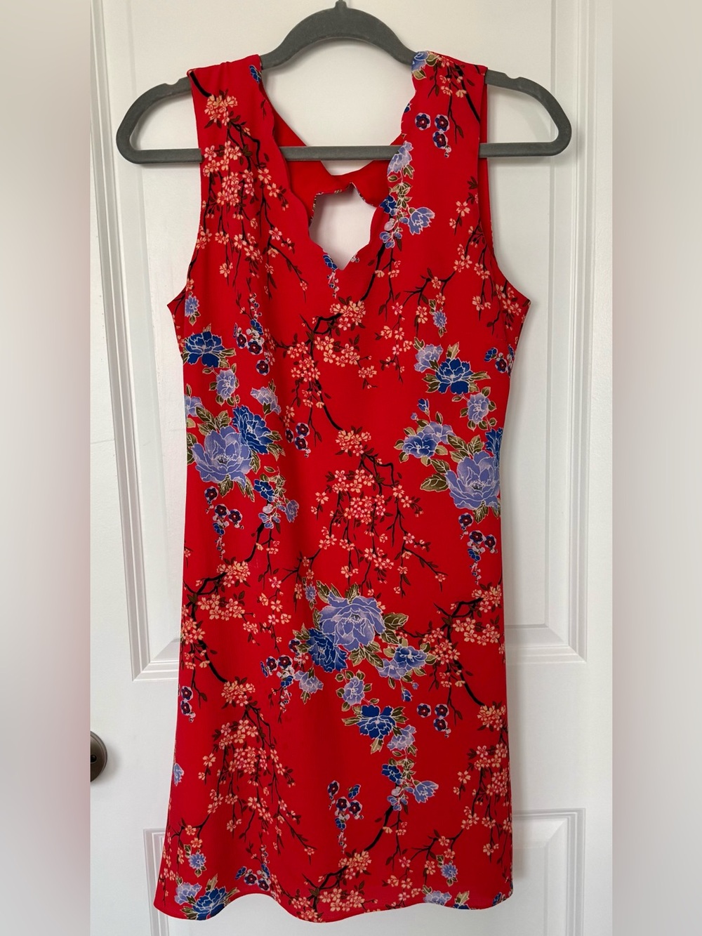 Women’s Medium Red Floral Shift Dress Scalloped Keyhole Open Back - BCX